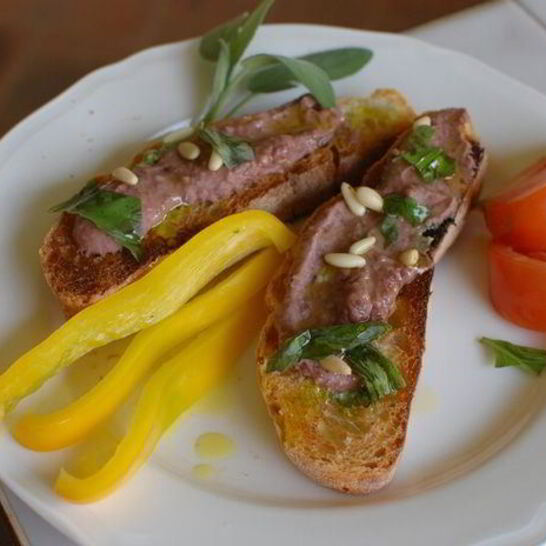 Рецепт тостов с фасолевым дипом и соусом песто