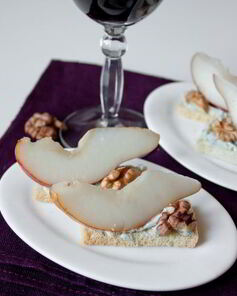 Тосты с грушами и голубым сыром