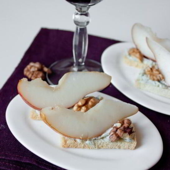 Рецепт тостов с грушами и голубым сыром