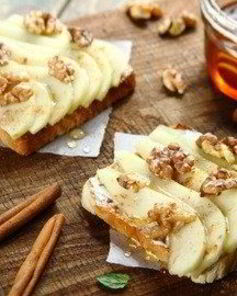 Тосты с грушей и медом