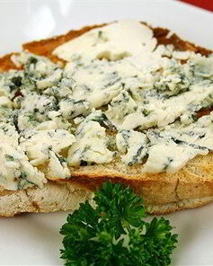 Тосты с пармезаном, голубым сыром и зеленым луком