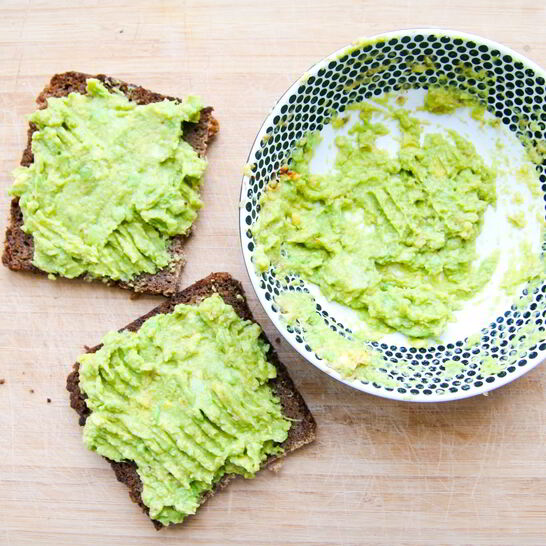 Рецепт тостов с пастой из авокадо