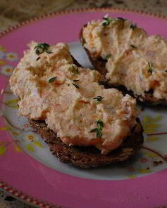 Тосты с патэ из копченой форели