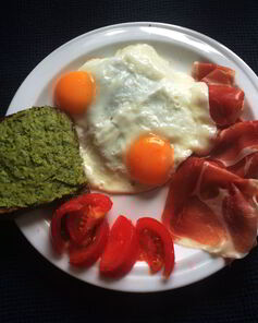 Тосты с пюре из молодого горошка к завтраку