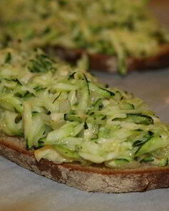 Тосты с цукини, сыром и луком