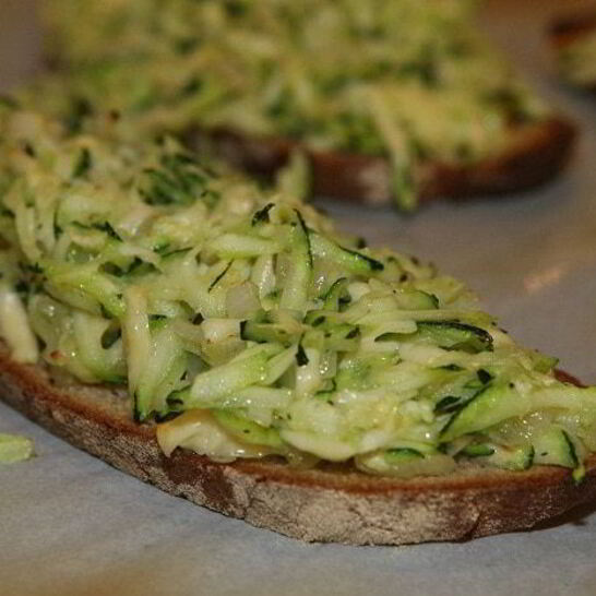 Рецепт тостов с цукини, сыром и луком