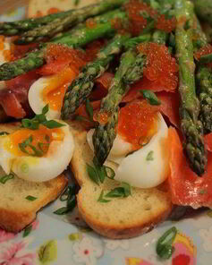 Тосты с яйцами, спаржей, копченой семгой и красной икрой