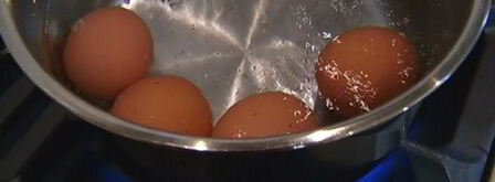 тосты с яйцами, спаржей, копченой семгой и красной икрой. Шаг 4