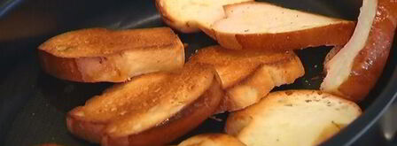 тосты с яйцами, спаржей, копченой семгой и красной икрой. Шаг 5