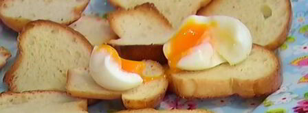 тосты с яйцами, спаржей, копченой семгой и красной икрой. Шаг 8