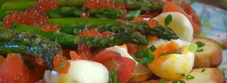 тосты с яйцами, спаржей, копченой семгой и красной икрой. Шаг 10