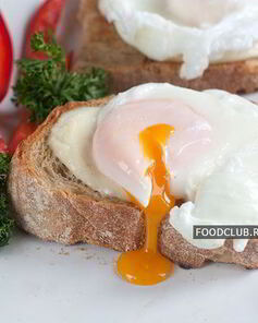 Тосты с яйцом-пашот и моцареллой