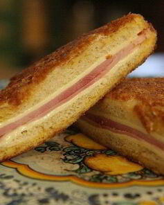 Тосты в домашних сухарях с ветчиной и сыром