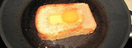 глазунья в хлебе. Шаг 4