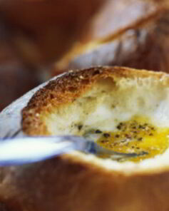 Оригинальная яичница на завтрак, запеченная в булочке