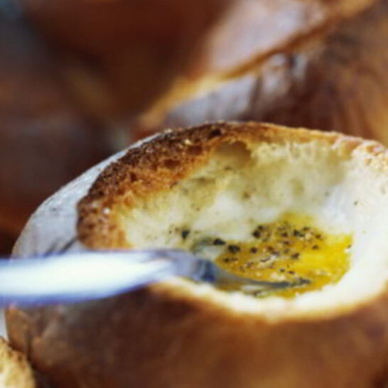 Рецепт оригинальной яичницы на завтрак, запеченная в булочке