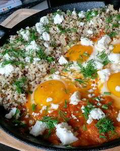 Шакшука с киноа и брынзой
