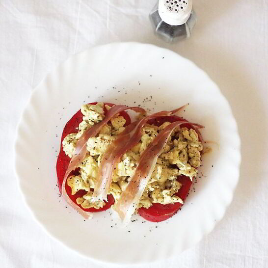 Рецепт яичницы-болтуньи с песто и прошутто