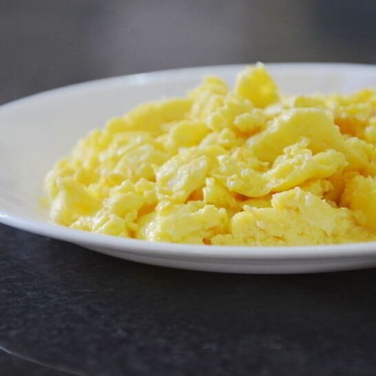 Рецепт яичницы-болтуньи с сыром