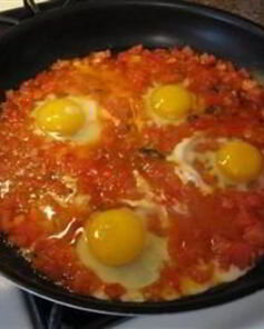 Яичница-глазунья с помидорами