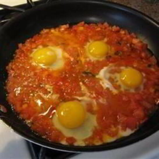 Рецепт яичницы-глазуньи с помидорами
