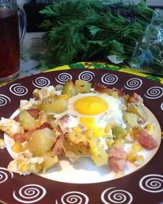 Яичница и запеченный картофель с беконом и ароматными травами