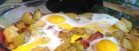 яичница и запеченный картофель с беконом и ароматными травами. Шаг 8