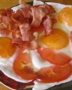 Яичница с беконом и помидорами