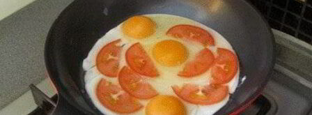 яичница с беконом и помидорами. Шаг 3