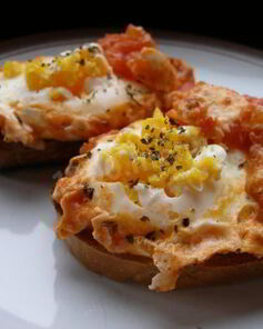 Яичница с помидорами и сыром