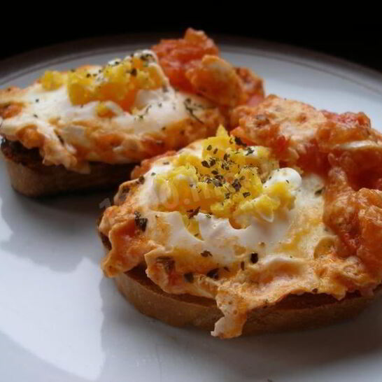 Рецепт яичницы с помидорами и сыром