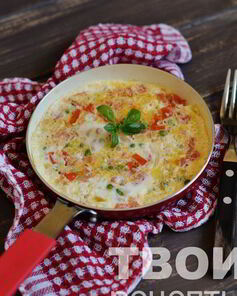 Яичница с помидорами и зеленым горошком