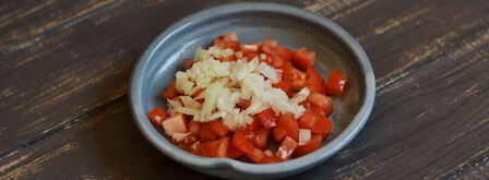 яичница с помидорами и зеленым горошком. Шаг 3