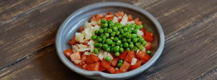 яичница с помидорами и зеленым горошком. Шаг 4