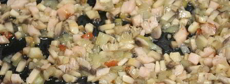 яичница с ветчиной и грибами запеченная в помидорах. Шаг 7