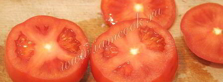 яичница с ветчиной и грибами запеченная в помидорах. Шаг 8