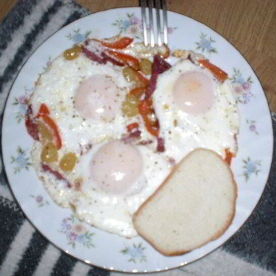 Рецепт яичницы с виноградом и беконом