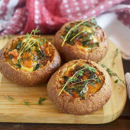 Рецепт яичницы в булочках веселый завтрак