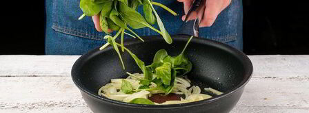 яичница в булочке. Шаг 3