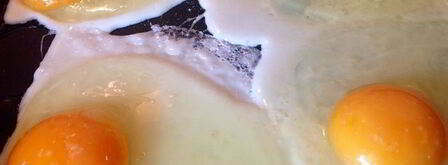 яичница в свежеиспеченной булочке с кунжутом. Шаг 7