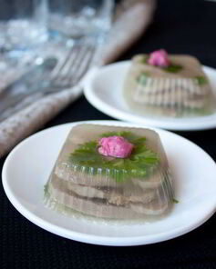 Заливное из говяжьего языка