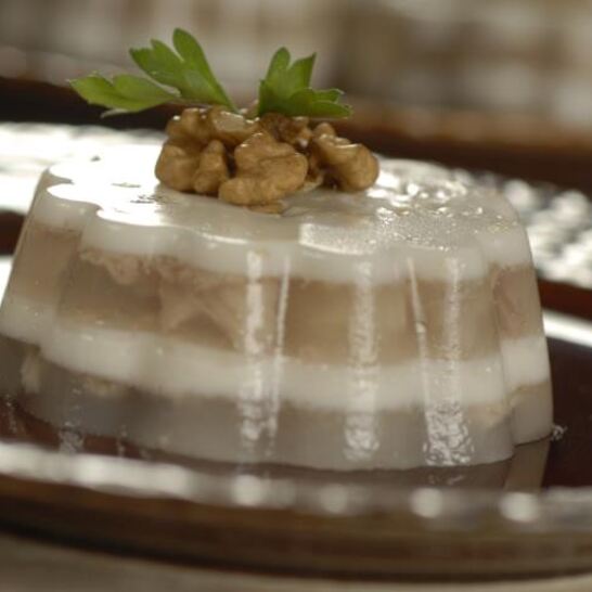 Рецепт заливного из курицы с грецкими орехами