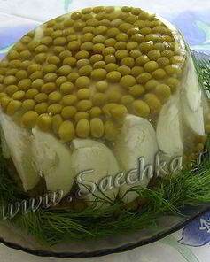 Заливное с курицей, яйцами и горошком