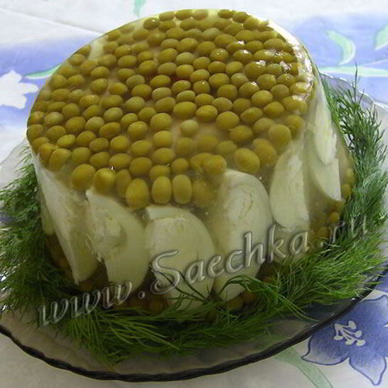 Рецепт заливного с курицей, яйцами и горошком