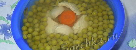 заливное с курицей, яйцами и горошком. Шаг 13