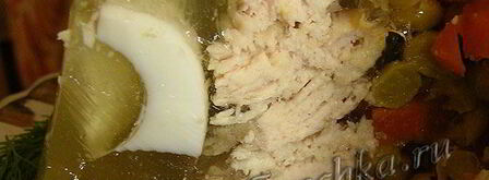 заливное с курицей, яйцами и горошком. Шаг 15