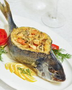 Дорадо, фаршированная жюльеном из морепродуктов