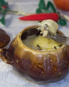 Жульен в горшочке с курицей и грибами