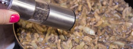 жульен в горшочке с курицей и грибами. Шаг 9