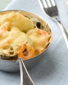 Жюльен из креветок и мидий на спарже